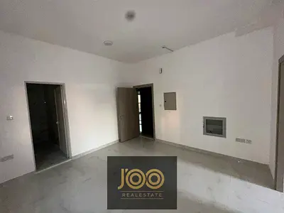فرصة مميزة للسكن في بناية جديدة بالكامل بمنطقة العالية، أول ساكن، بتشطيبات حديثة ومساحات واسعة توفر الراحة والخصوصية ضمن موقع حيوي قريب من مختلف الخدم