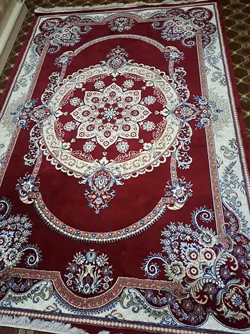 Red Persian-style Area Rug with Central Medallion - Excellent Condition