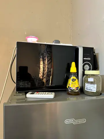 Black countertop microwave oven - good working condition