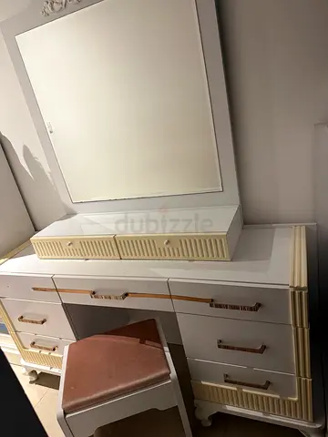 White bedroom dresser set with mirror and bedside cabinet