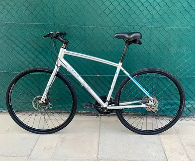 Fuji Absolute Hybrid Bike (19-inch Frame Medium/Large) Disc Brakes.