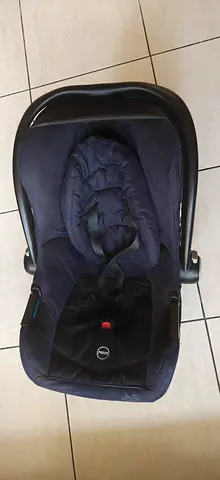 Infant car seat (rear-facing) with base - good condition