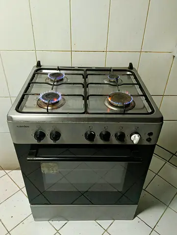 Kardee 4-Burner Gas Stove with Oven — exelent Working Condition