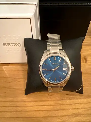 Seiko stainless steel mens watch with blue dial - like new