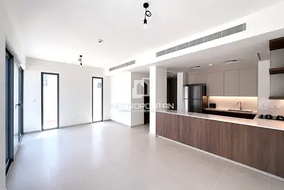 Vacant in AUG | Near To Park and Entrance