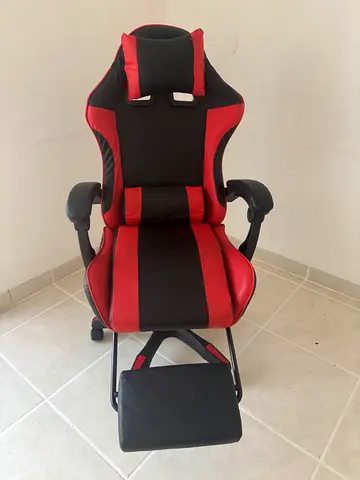 Red  Black Gaming/Office Recliner Chair with Footrest excellent condition brand new almost