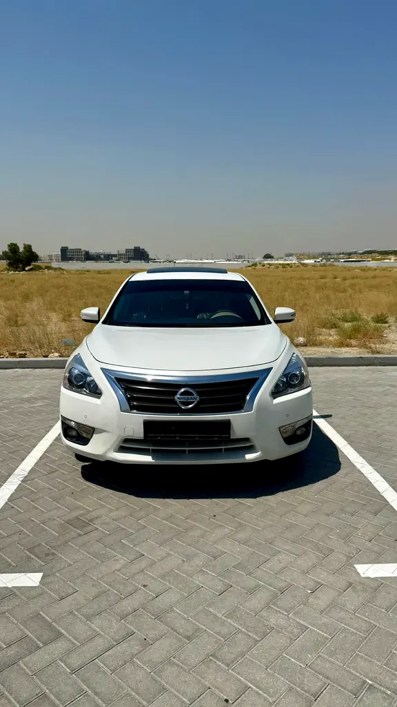 Nissan Altima 2015 — photo 1 of 17
