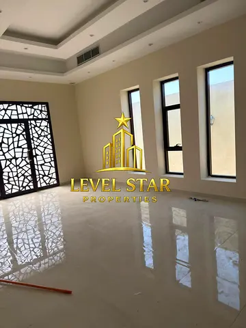 LUXURIOUS . 4 BEDROOMS . HALL GARDEN