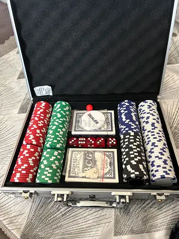 Poker set good condition brand new