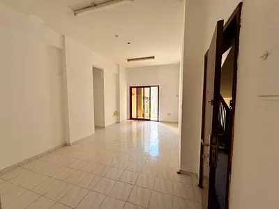 بلكونه اطلاله مفتوحه مساحات واسعه تشطيب سوبرلكس سهل الى مخرج دبى