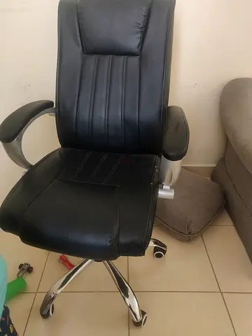 Black Leather Office Chair with Armrests and Wheels - Good Condition