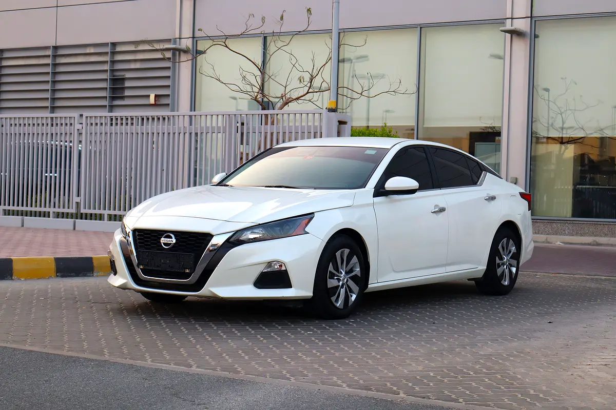 Nissan Altima 2022 — photo 1 of 10