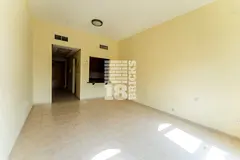 Next to Pool &amp; Metro | Vacant | Multiple Options