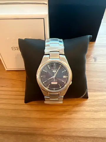 Seiko SNK621K1 Stainless Steel Mens Watch with Day-Date - Brand New Condition