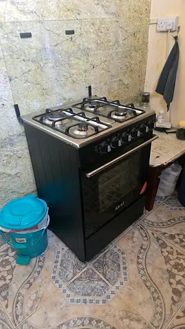 Black freestanding gas cooker with oven - good working condition