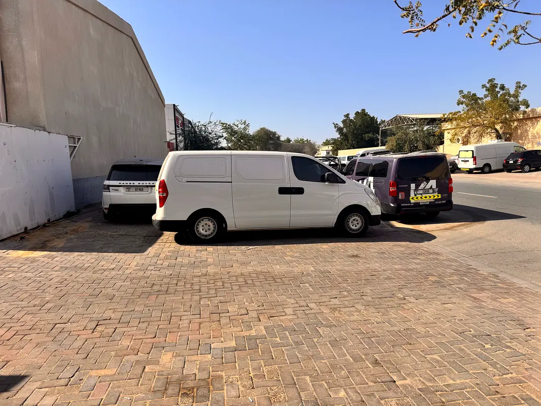 Hyundai H1 2017 — photo 1 of 2