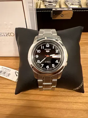 Seiko stainless steel mens wristwatch with black dial (unused, with tags)