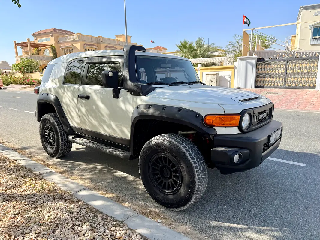 Toyota FJ Cruiser 2023 — photo 1 of 17