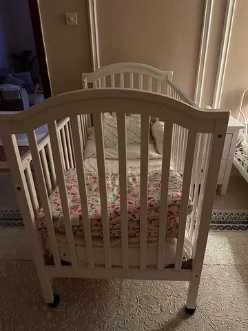 White Wooden Baby Crib in Good Condition