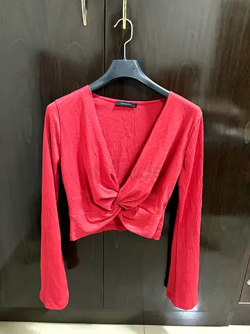 Red long-sleeve twisted front cropped top - size M