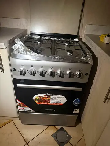 Used freestanding gas cooker with oven - good working condition Geepas