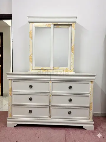 Dresser table
