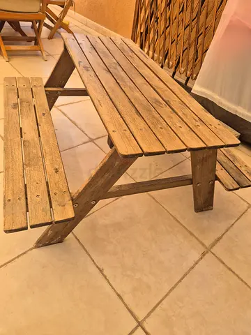 Kids table and chairs for Dhs 150