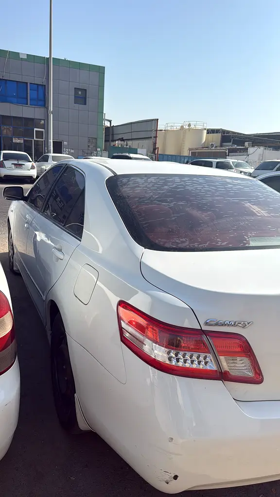 Toyota Camry 2011 — photo 1 of 10