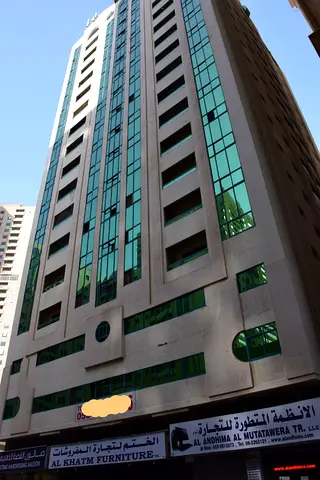 غرفه و صاله و غرفتين و صاله ببنايه قريبه جدا من صحاري سنتر و جميع الخدمات