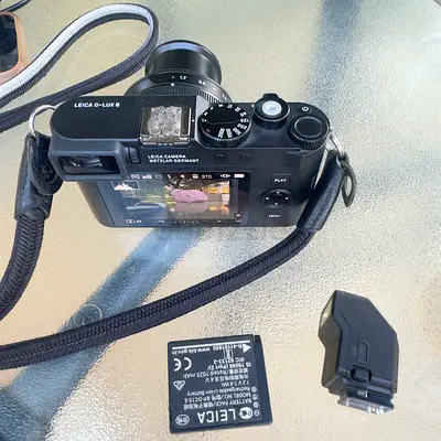 Very new Leica D-Lux 8 Compact Digital Camera with Spare Battery and Hotshoe Adapter