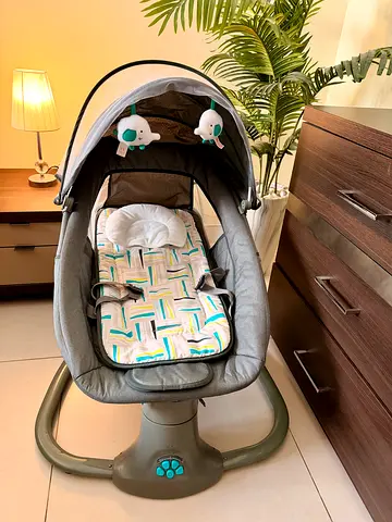 Baby electric rocker/swing with canopy and toy mobiles - excellent condition