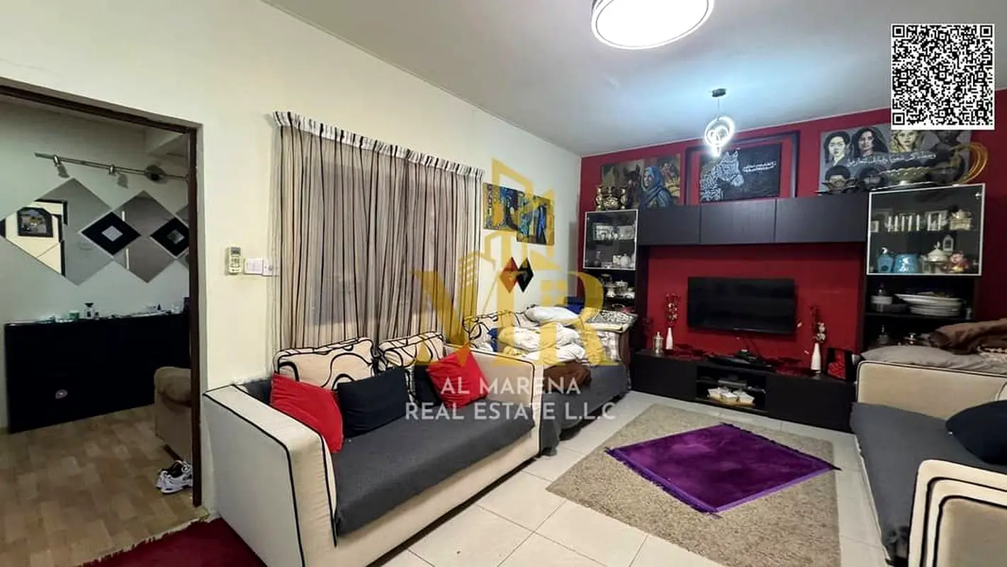 Two-story traditional house with an internal courtyard, price includes electricity, water, and air conditioning. This traditional house is for sale i