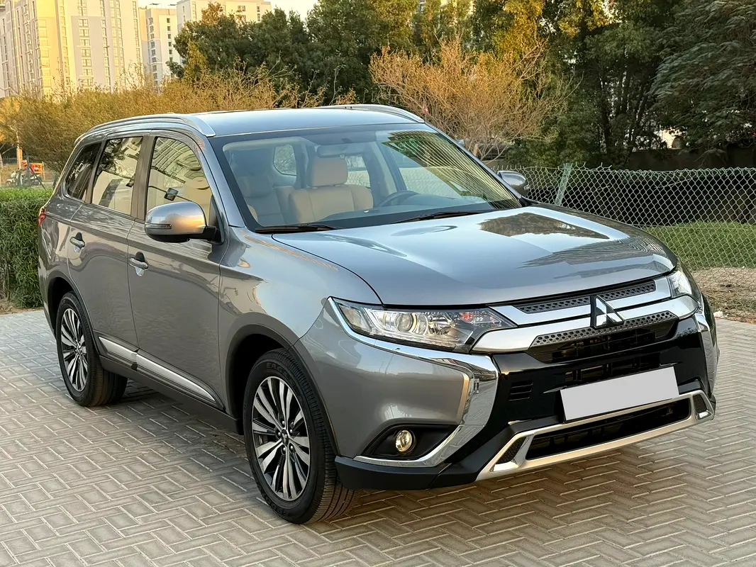 Mitsubishi Outlander 2023 — photo 1 of 20