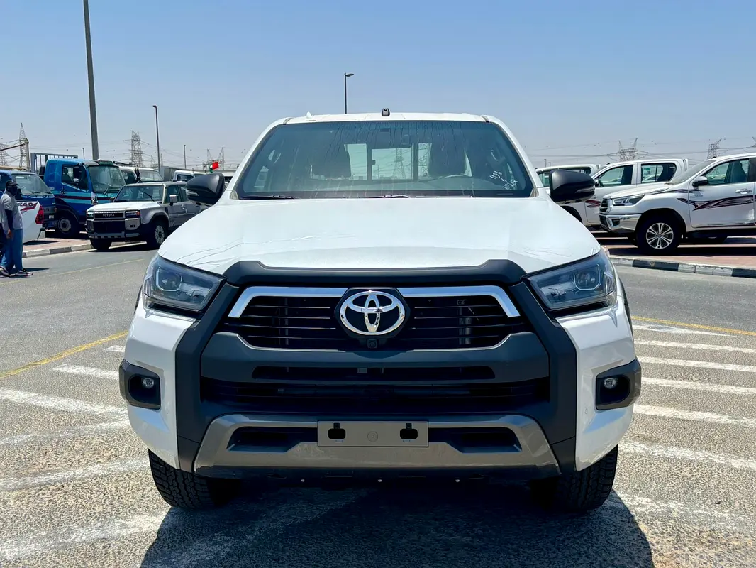 Toyota Hilux 2026 — photo 1 of 12