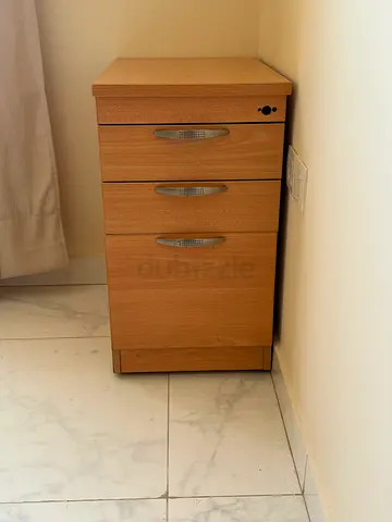 Light wood 3-drawer bedside / small dresser in good condition