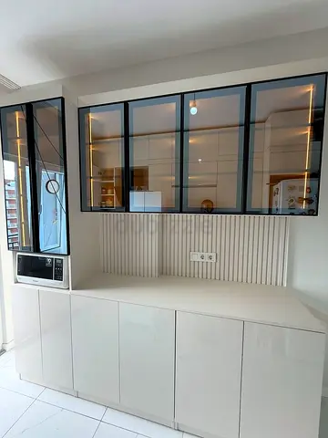 Modern white kitchen cabinet set with glass upper display