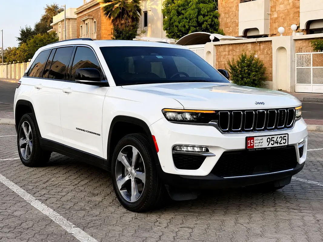 Jeep Grand Cherokee 2023 — photo 1 of 17