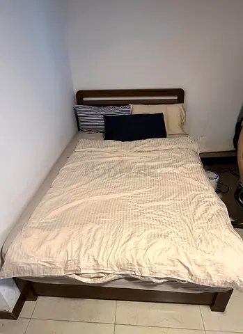 Twin wooden bed frame with mattress - Excellent condition