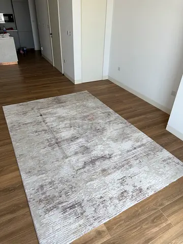 200x300 neutral tone rug - good condition