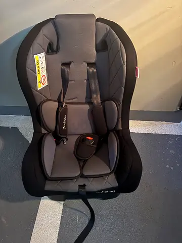 Used gray/black convertible infant/toddler car seat in very good condition. Little used - clean