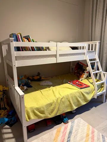 Kids bed, trio bunk bed