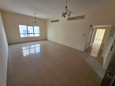 شقة غرفتين وصالة بإطلالة بحرية مباشرة على كورنيش عجمان، بلكونة، 2 حمام، تكييف مركزي، مساحة كبيرة، 50 ألف على 4 دفعات.