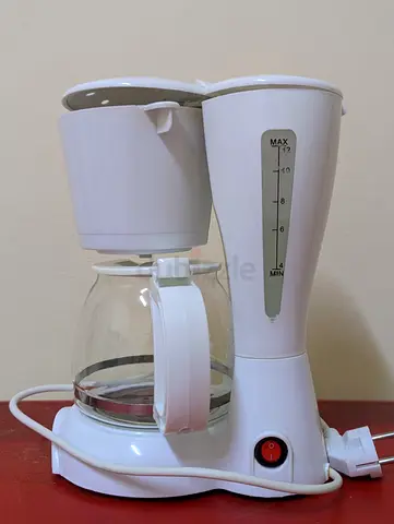 Basic white drip coffee maker with glass carafe - working condition