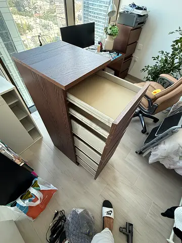 Brown Wooden Chest of Drawers / Dresser