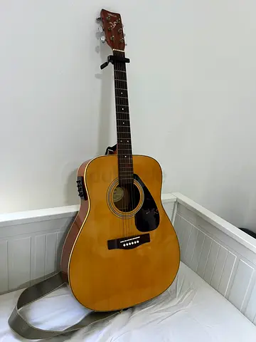 Yamaha 370 Acoustic Guitar