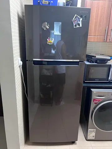 Samsung top-mount refrigerator a twin cooling plus model with a digital inverter Gray Finsh