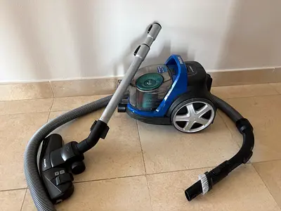 Phillips 5000 Used bagless canister vacuum cleaner - works well, lightweight