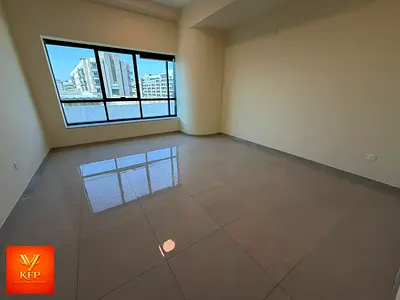2 BHK AVAILABLE BIG SIZE PRIME L0CATI0N READY T0 M0VE SHEIKH ZAYED ROAD VIEW SEA VIEW PRIME L0CATI0