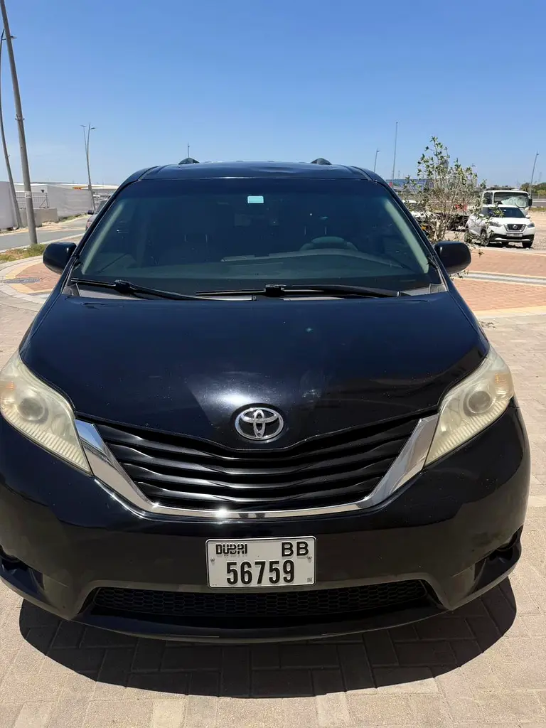 Toyota Sienna 2017 — photo 1 of 7