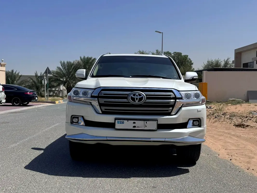 Toyota Land Cruiser 2017 — photo 1 of 13